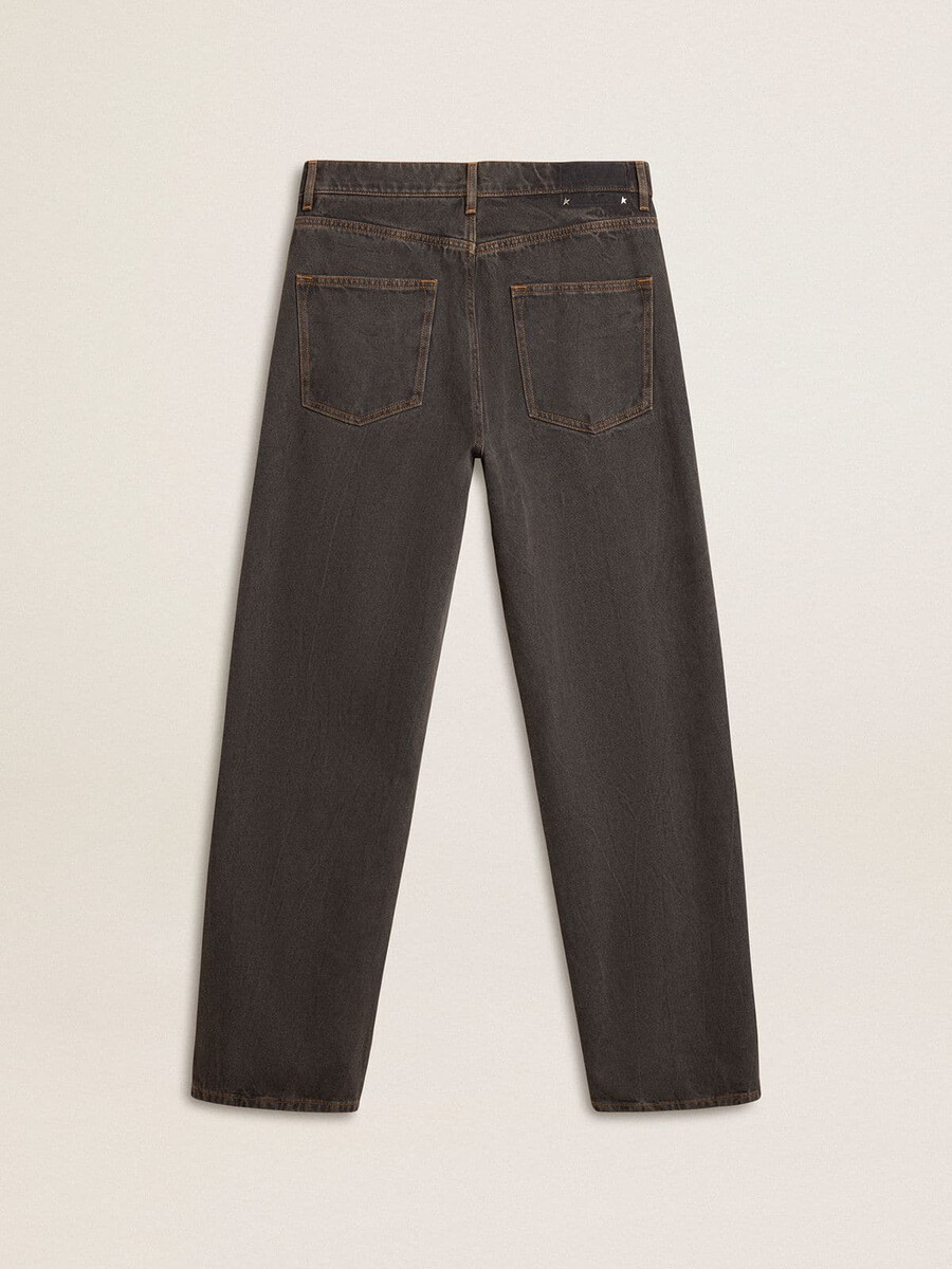 donkergrijze herenjeans van denim met een twist crease-wash effect.