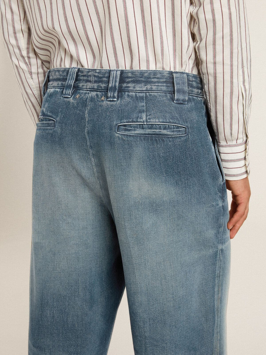 heren denim chinos met een verwassen look.