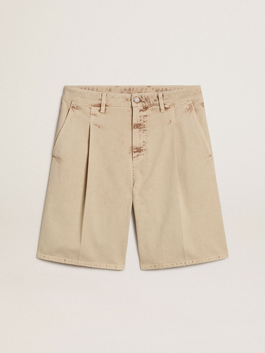 bermudashorts voor heren in beige denim met een gedragen look.