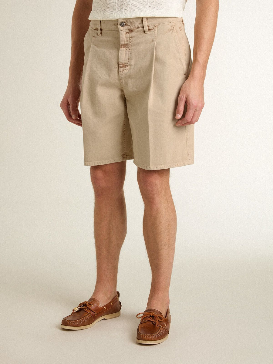 bermudashorts voor heren in beige denim met een gedragen look.