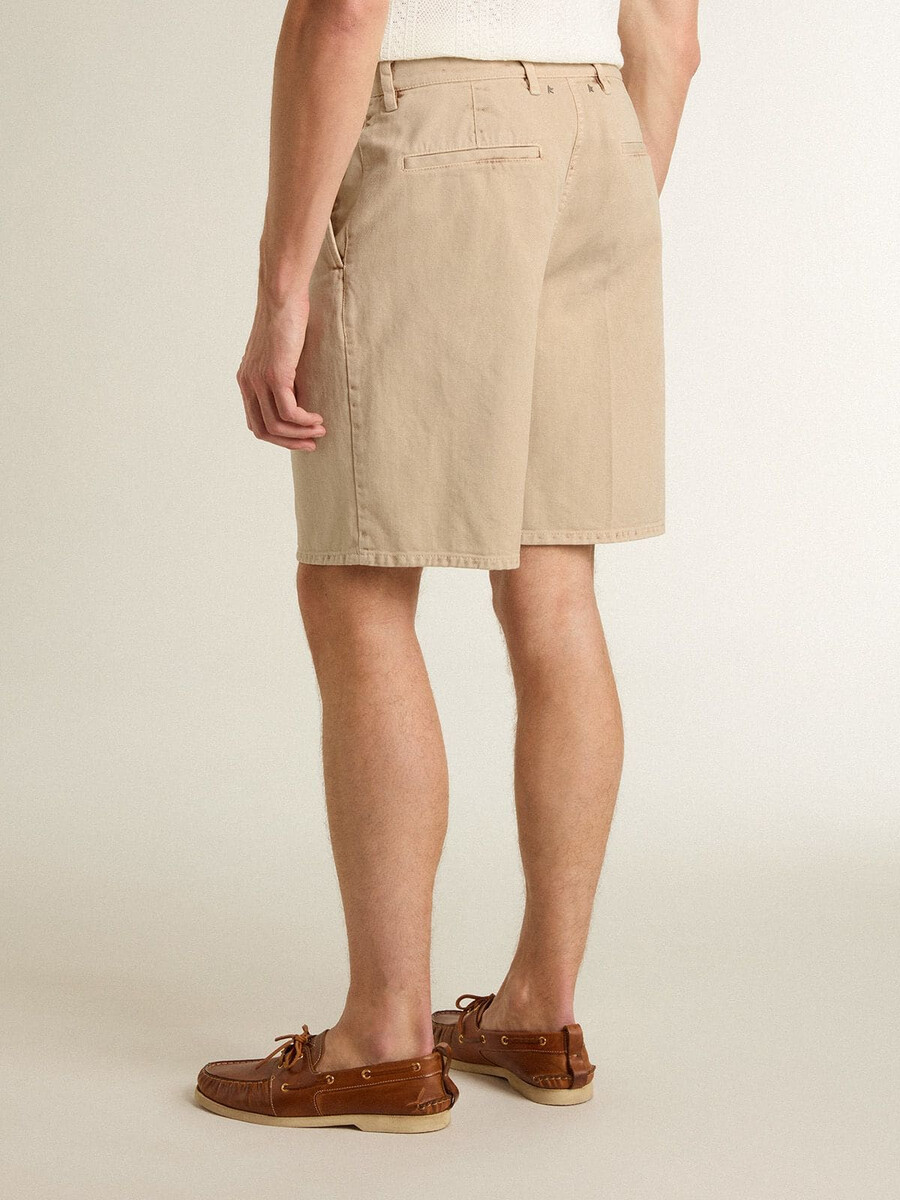 bermudashorts voor heren in beige denim met een gedragen look.