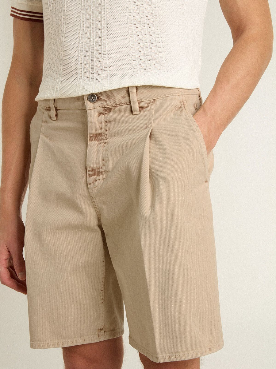 bermudashorts voor heren in beige denim met een gedragen look.