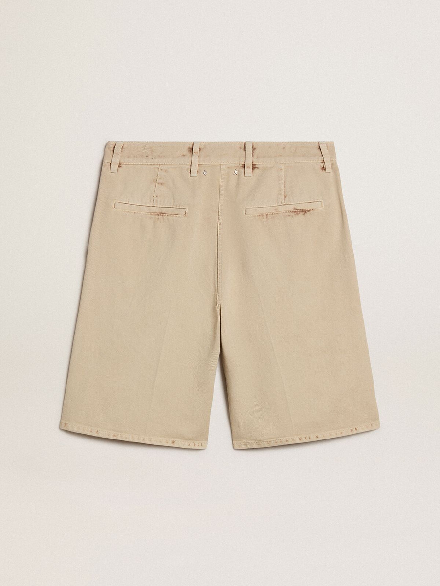 bermudashorts voor heren in beige denim met een gedragen look.