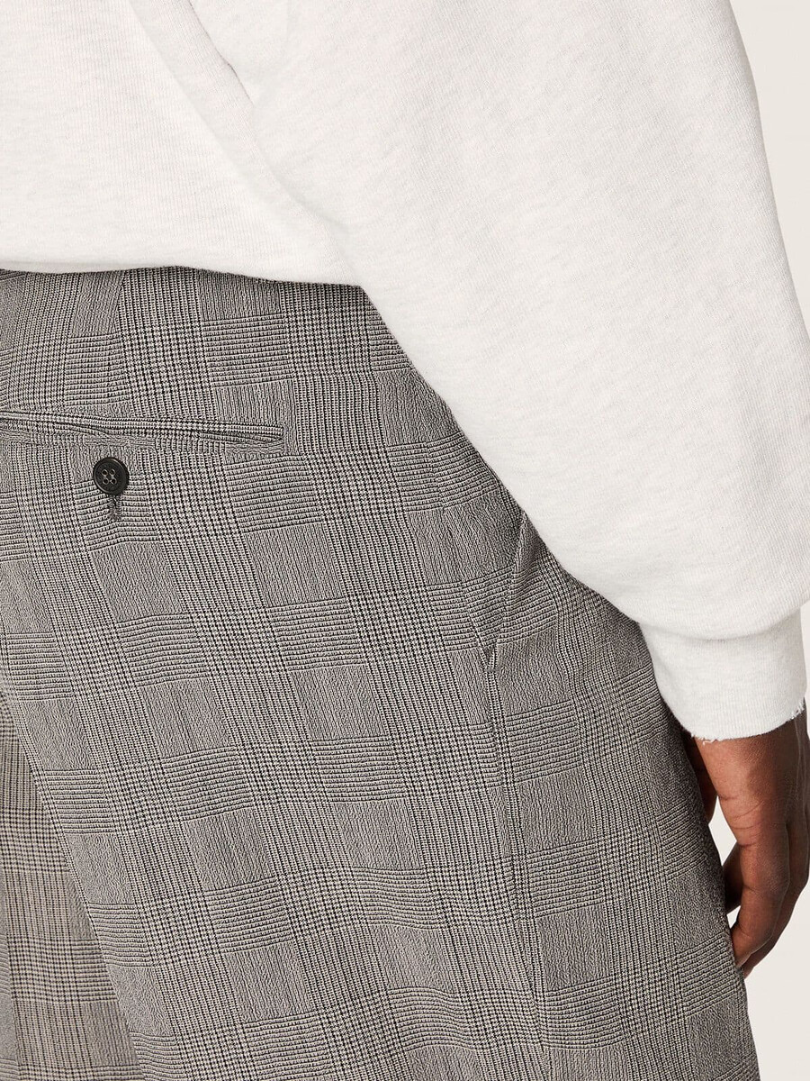 slim-fit herenbroek in grijs prince of wales-ruitpatroon.