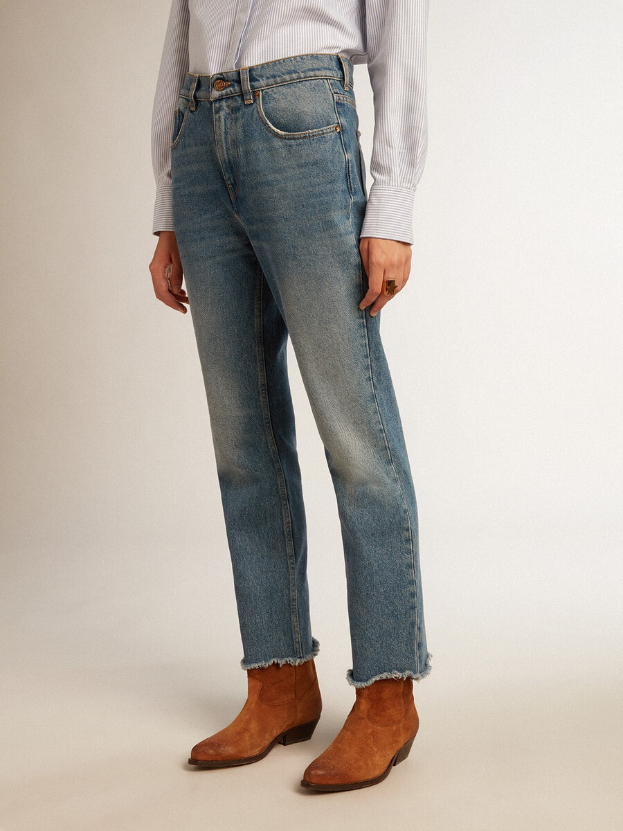 cropped flared jeans voor dames met een mediumblauwe wassing.