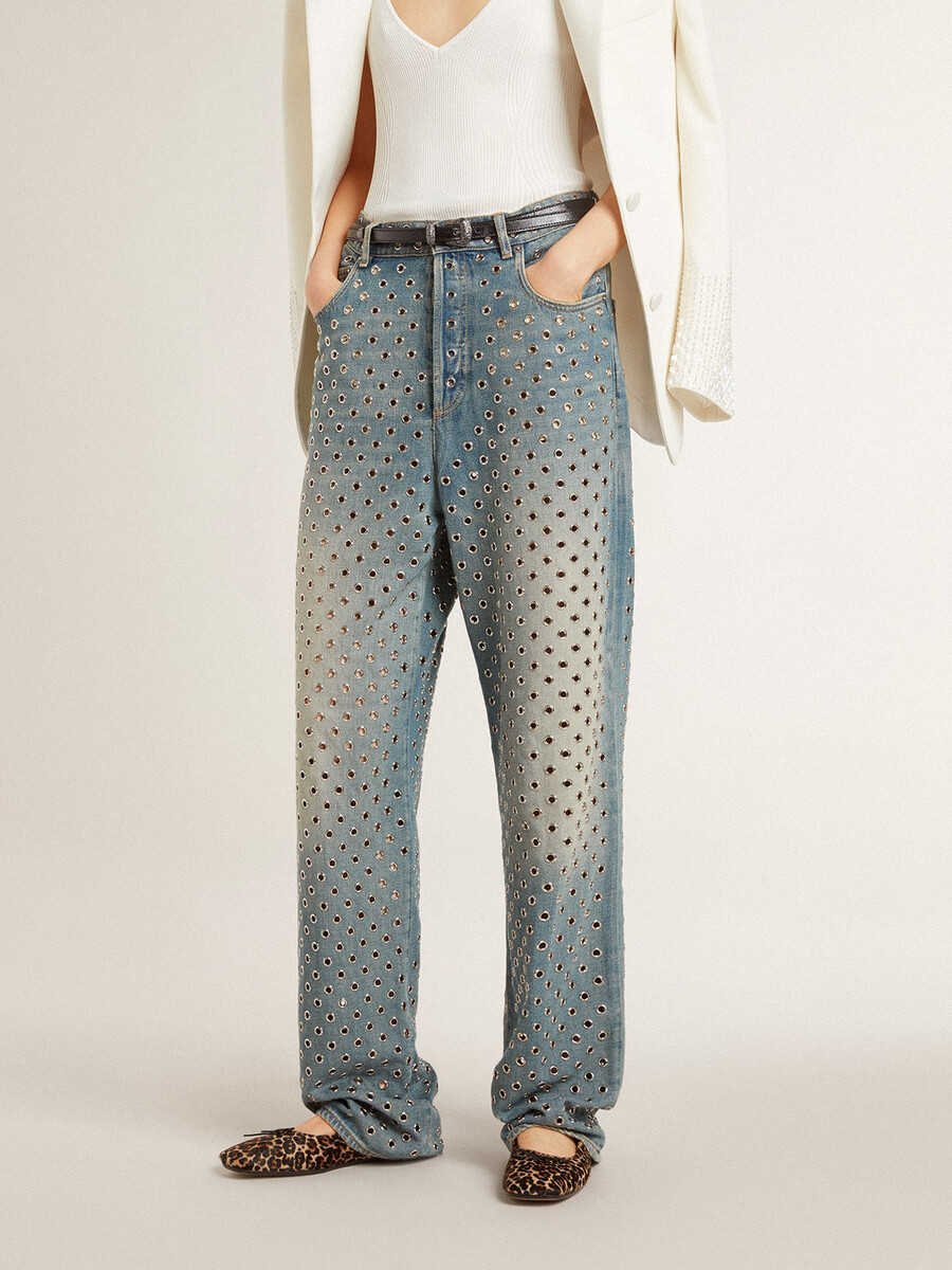 damesjeans met een verwassen look en overal perforaties.