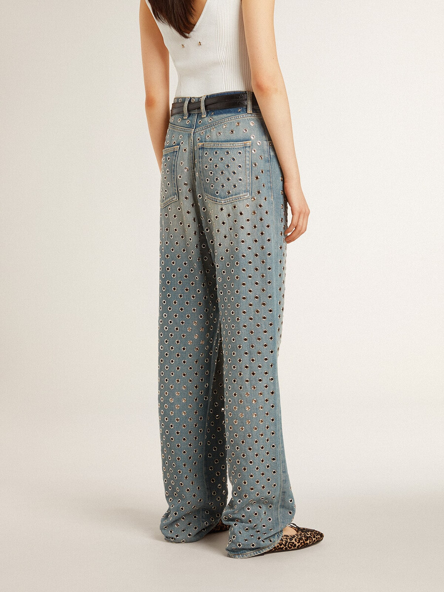 damesjeans met een verwassen look en overal perforaties.