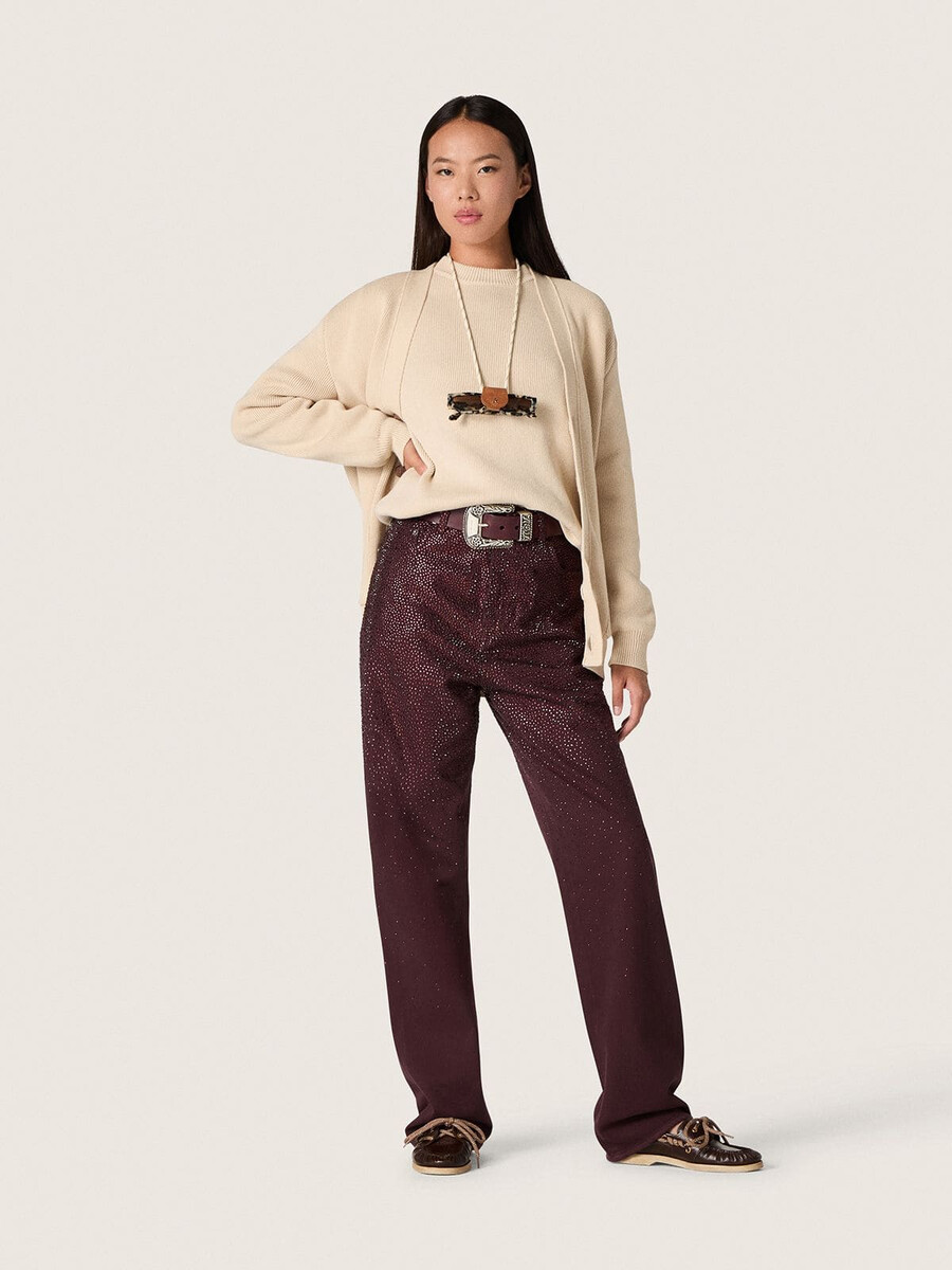 damesjeans van bordeauxrood denim met kristallen in kleurverloop.