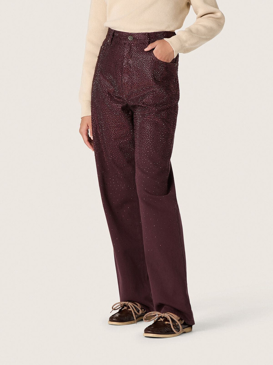 damesjeans van bordeauxrood denim met kristallen in kleurverloop.