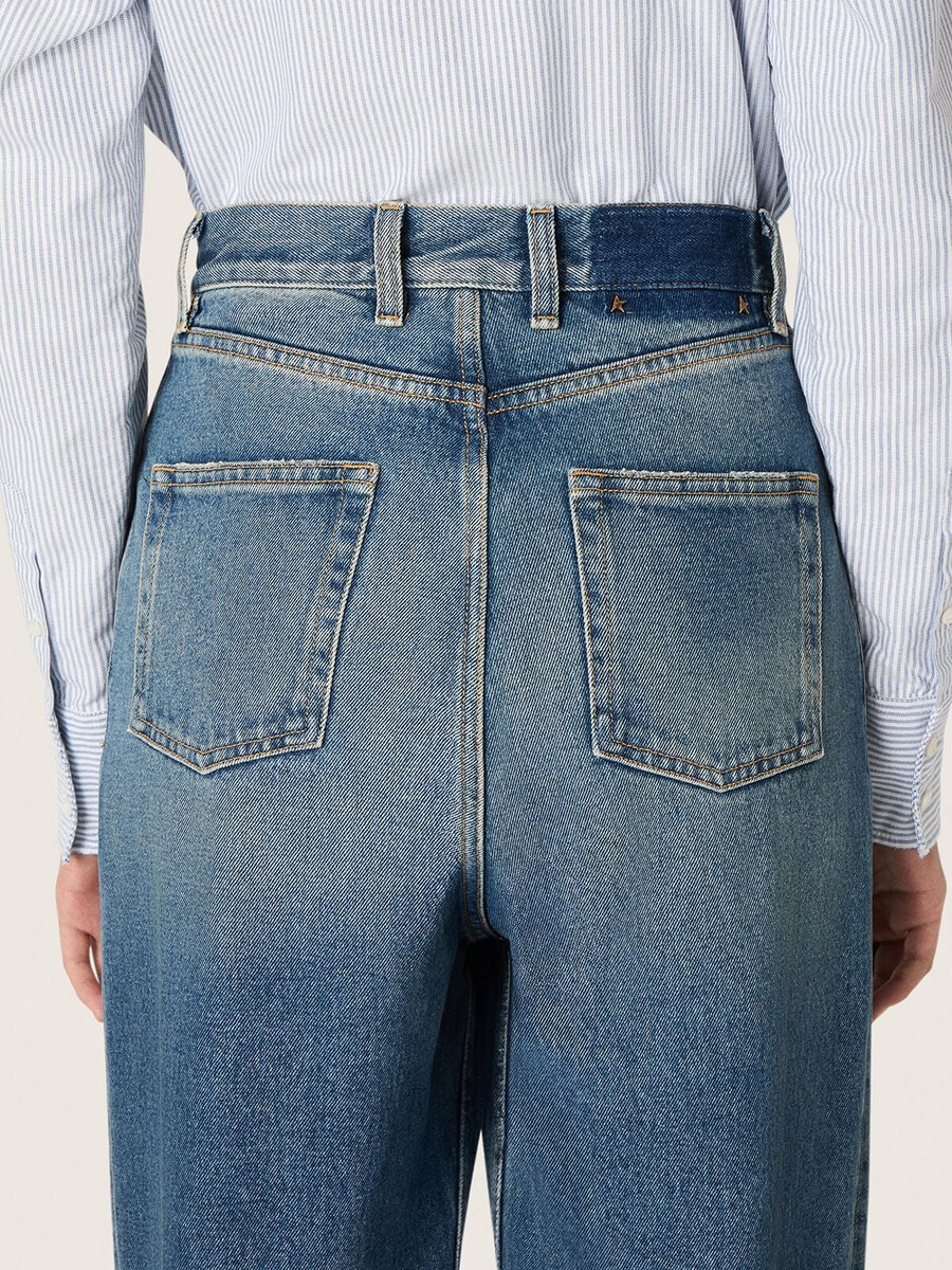 gouden boyfriend jeans voor dames in lichtblauwe stonewashed denim.