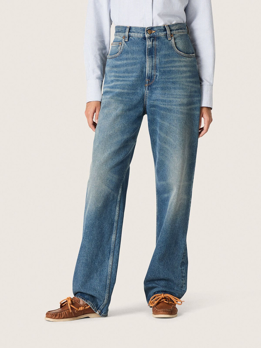 gouden boyfriend jeans voor dames in lichtblauwe stonewashed denim.