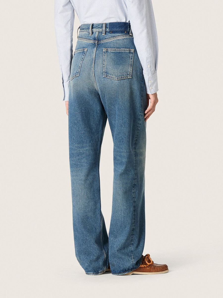 gouden boyfriend jeans voor dames in lichtblauwe stonewashed denim.