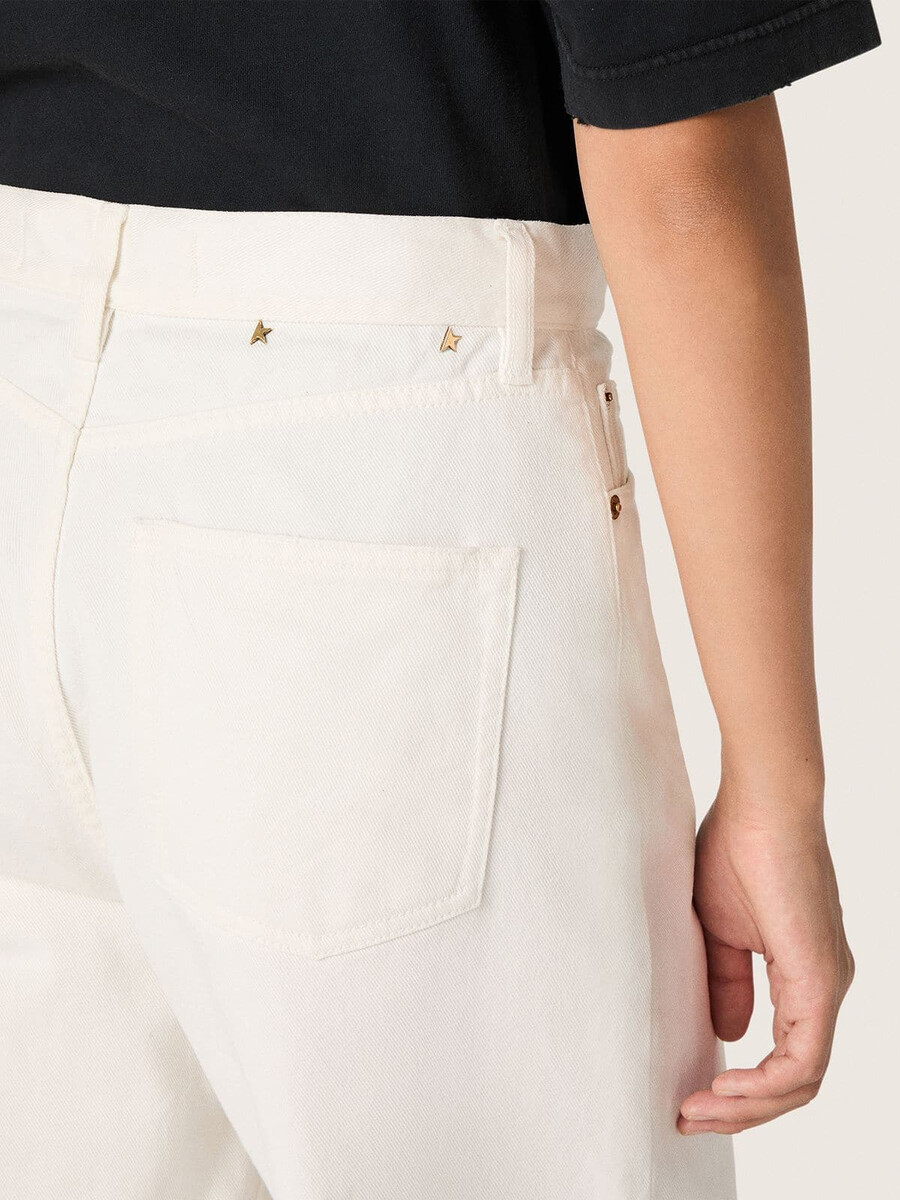 gouden boyfriend jeans voor dames in optisch wit denim.