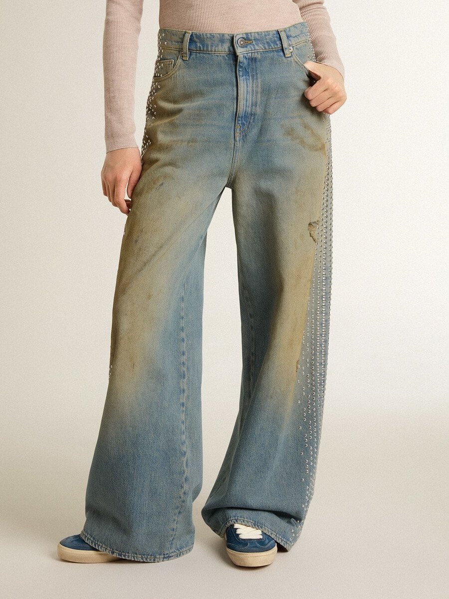 dames boyfriend jeans met een gedragen look zandkleurige wassing en studs.