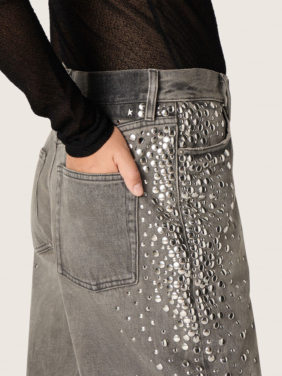 dames boyfriend jeans van grijs denim met zilverkleurige studs in een kleurverloop.