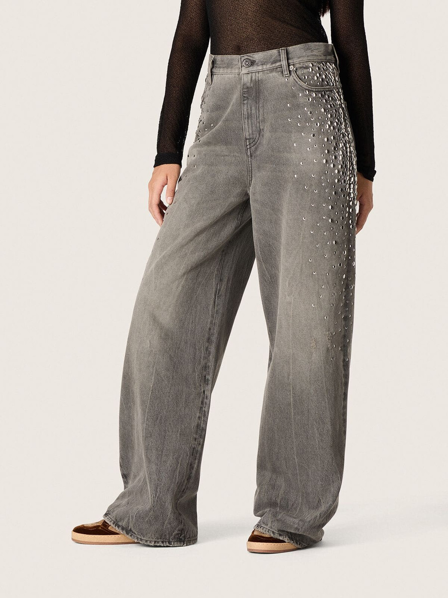 dames boyfriend jeans van grijs denim met zilverkleurige studs in een kleurverloop.