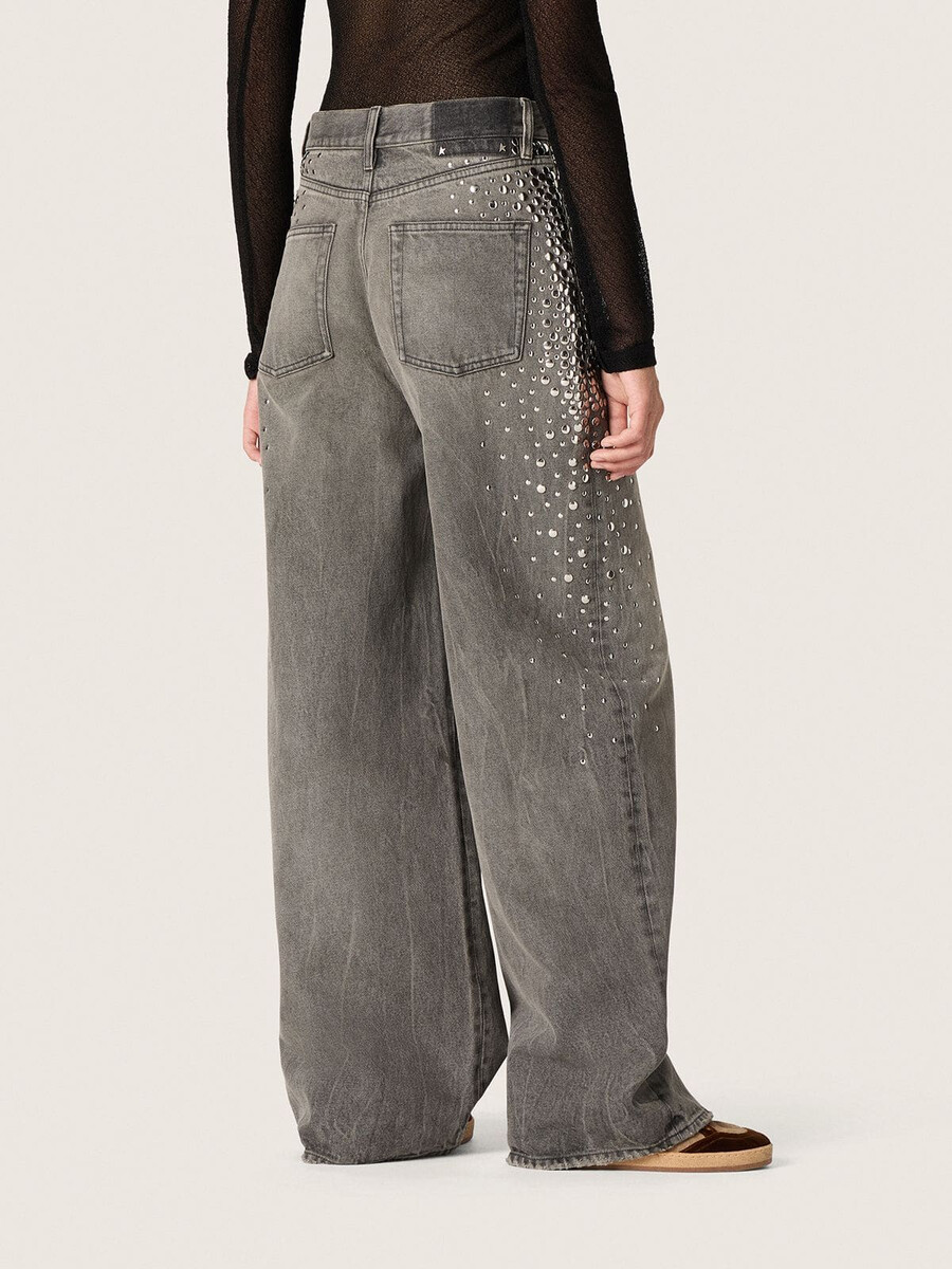 dames boyfriend jeans van grijs denim met zilverkleurige studs in een kleurverloop.