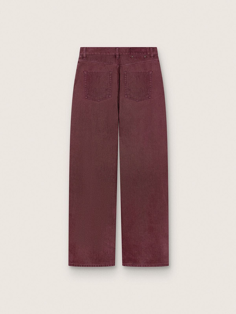 damesjeans van bordeauxrood denim