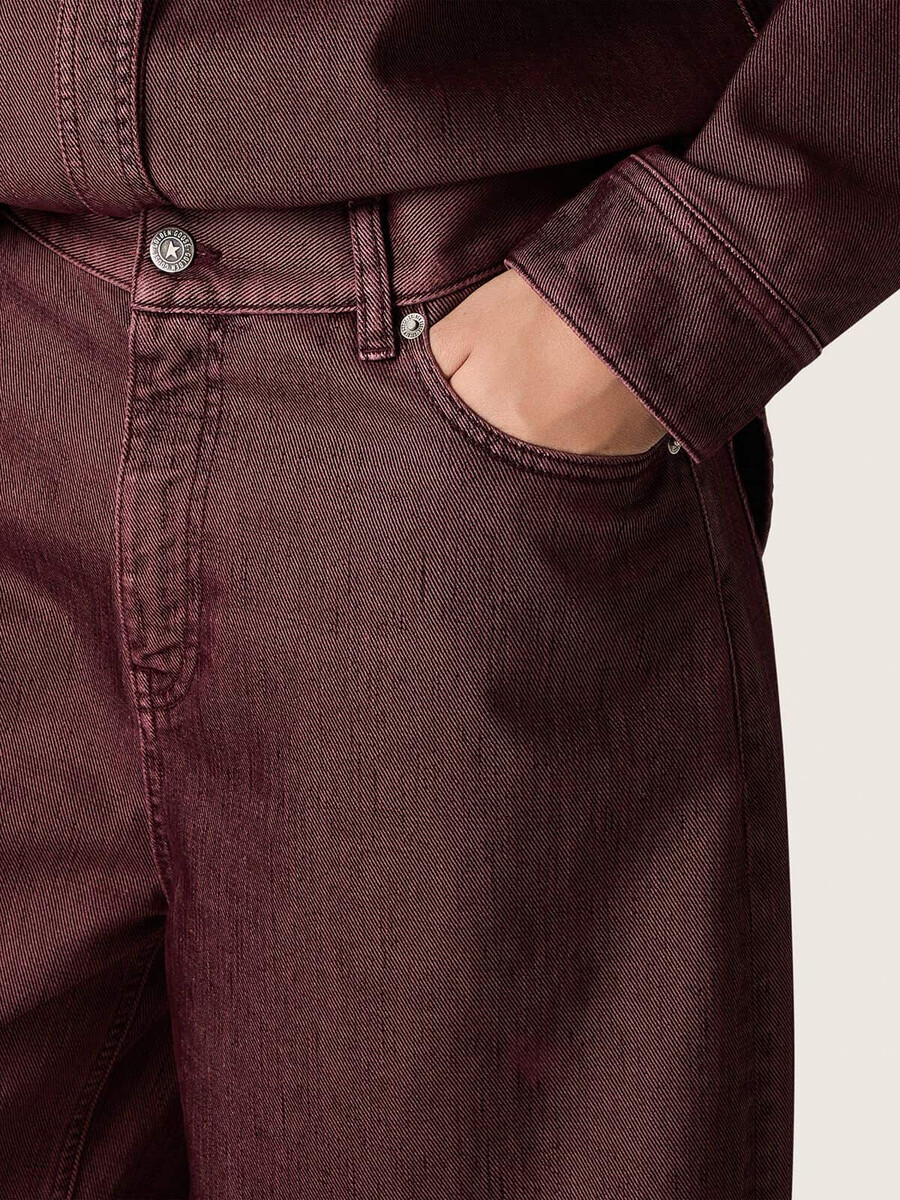 damesjeans van bordeauxrood denim