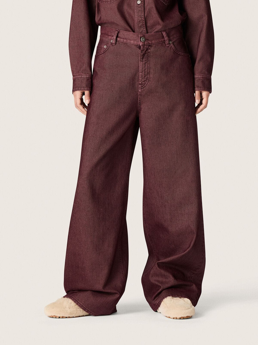 damesjeans van bordeauxrood denim