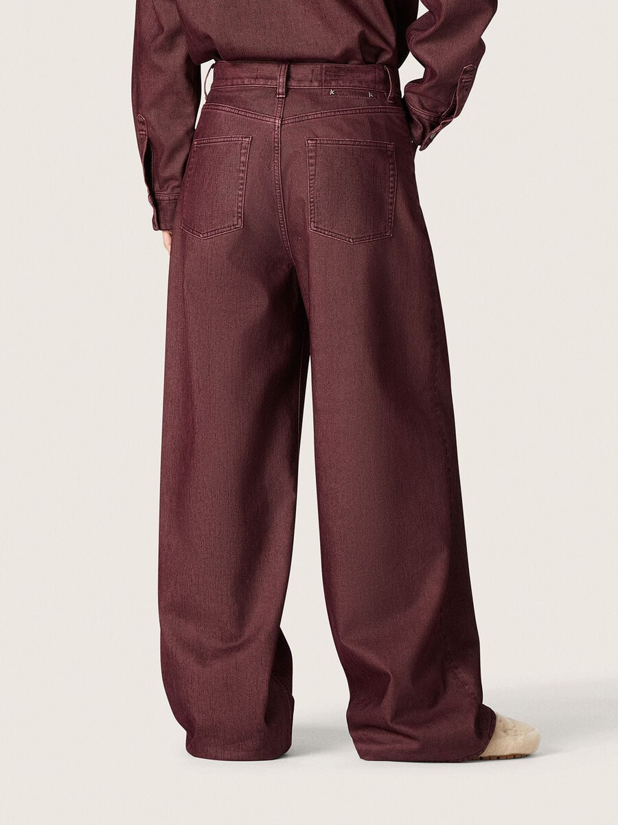 damesjeans van bordeauxrood denim