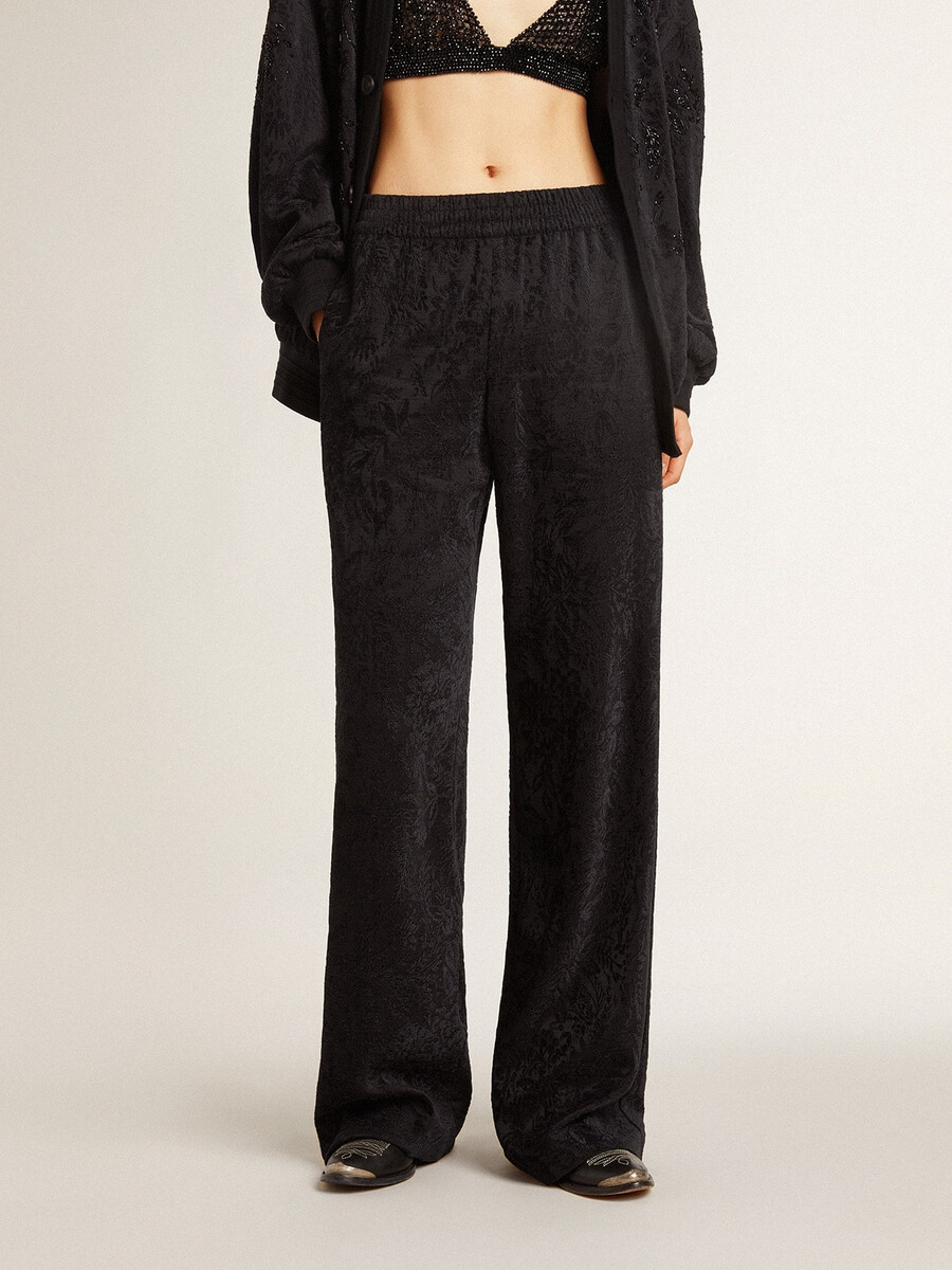 zwarte joggingbroek voor dames met een ton-sur-ton toile de jouy-print.