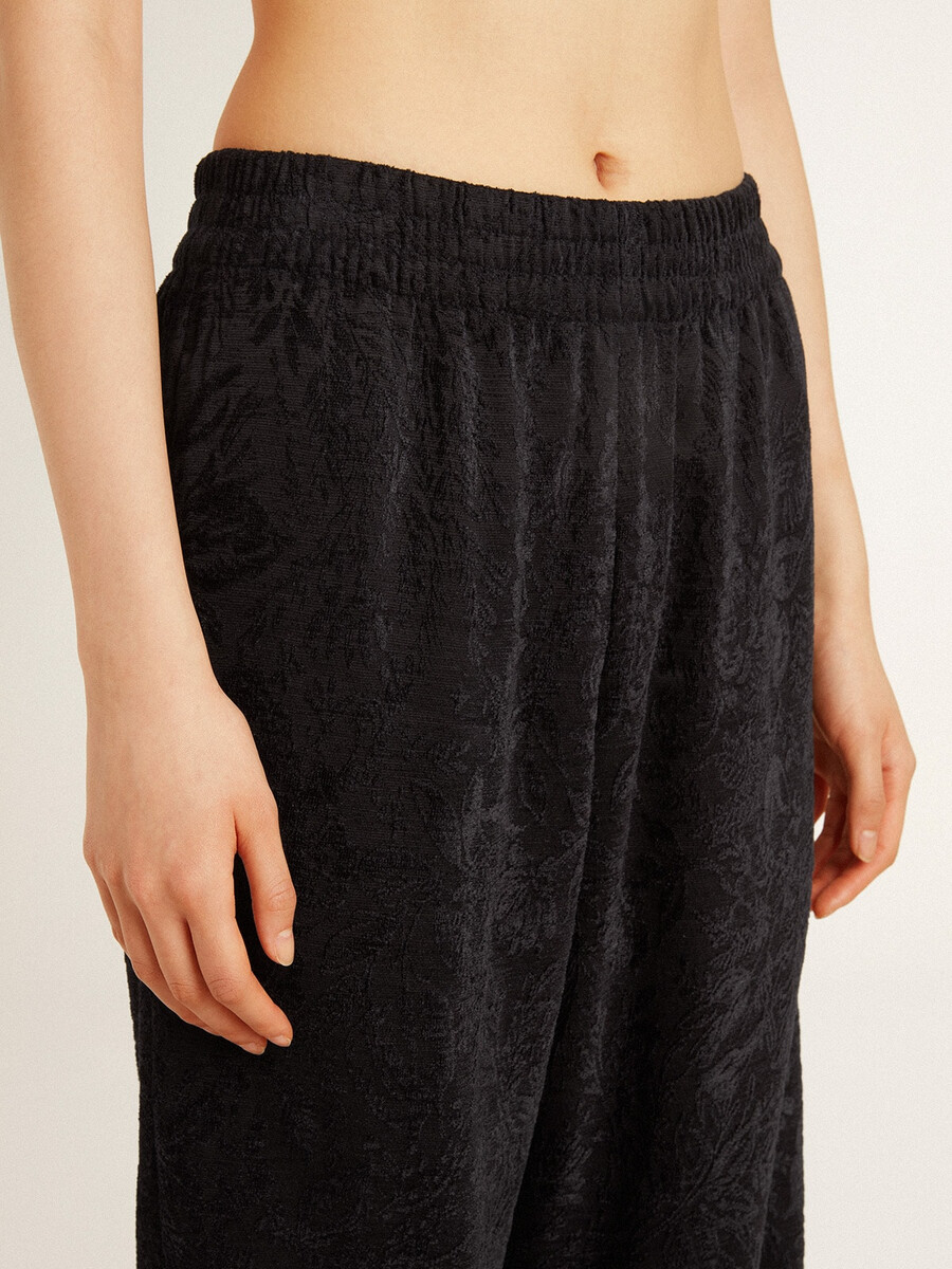 zwarte joggingbroek voor dames met een ton-sur-ton toile de jouy-print.