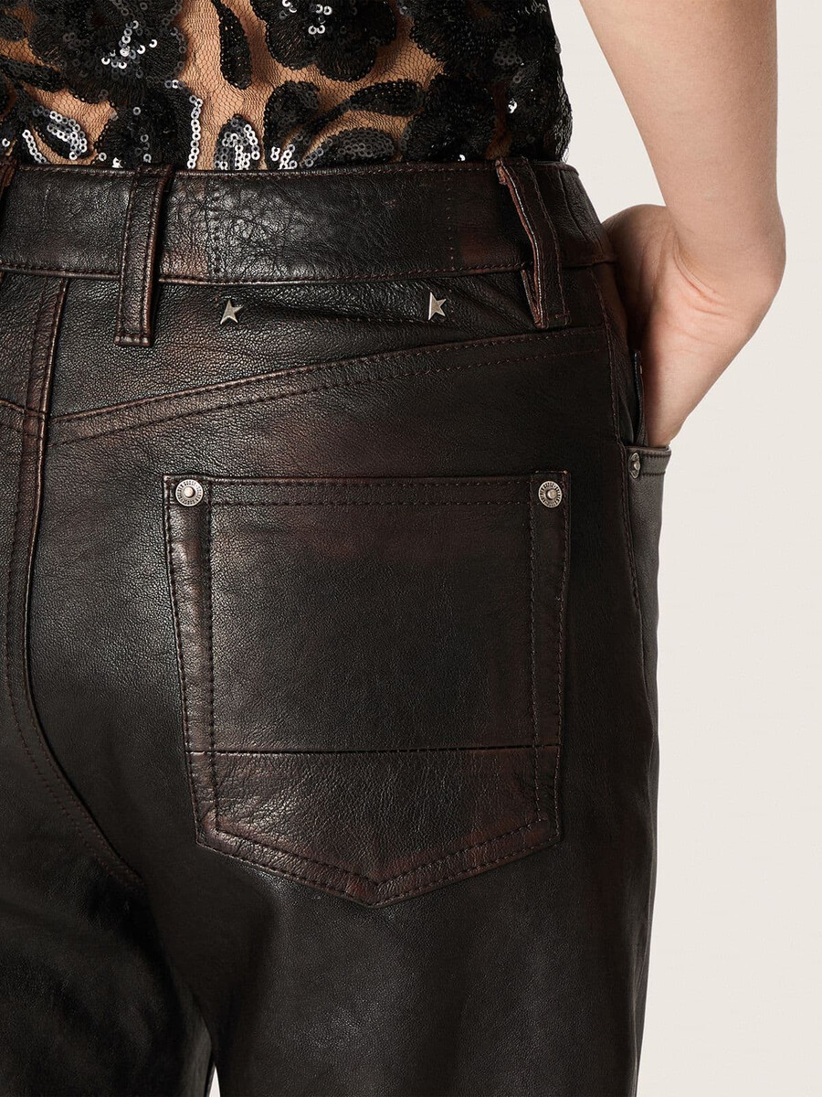 damesbroek van donker bordeauxrood nappaleer met een vintage afwerking.