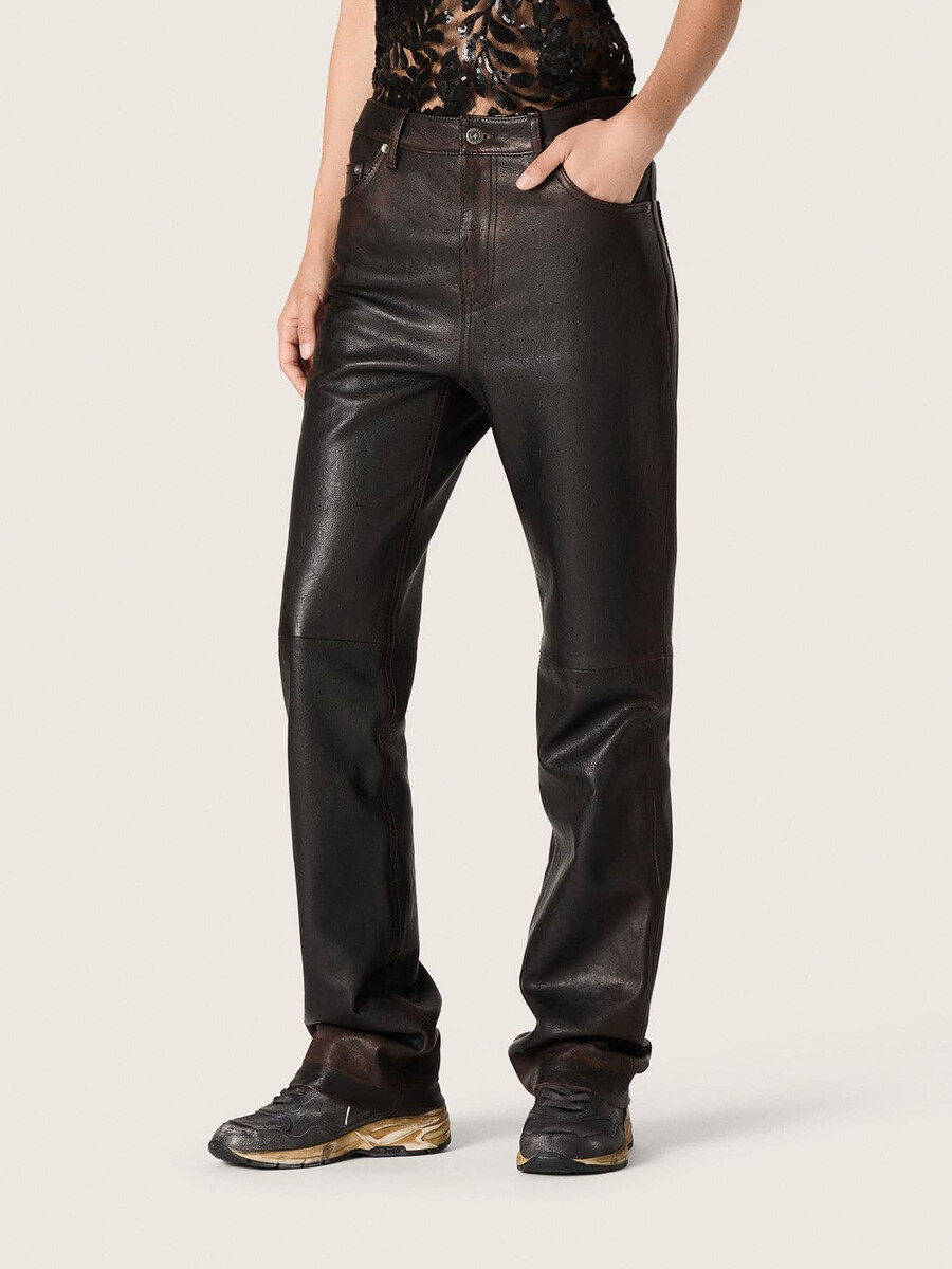 damesbroek van donker bordeauxrood nappaleer met een vintage afwerking.