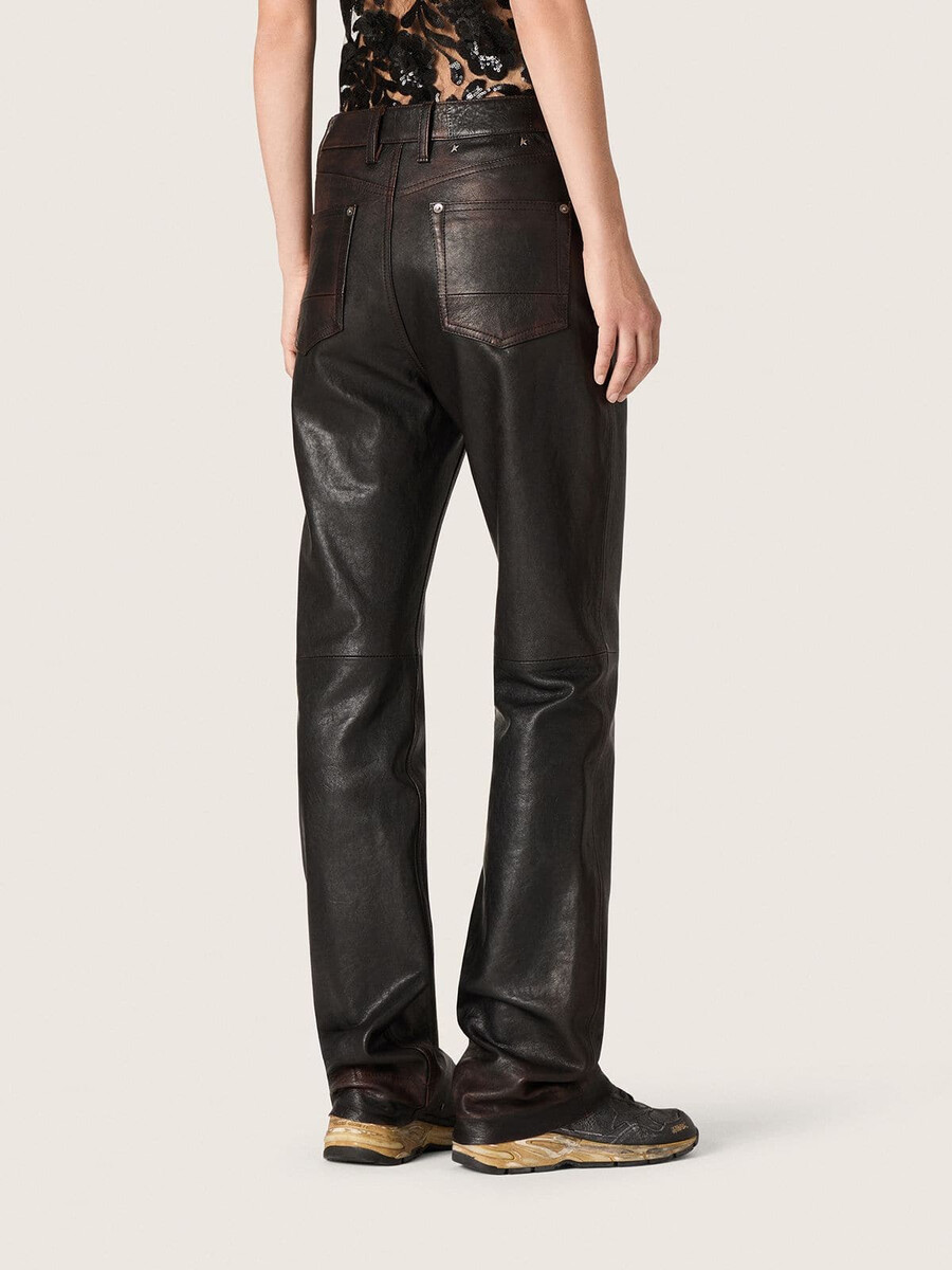 damesbroek van donker bordeauxrood nappaleer met een vintage afwerking.