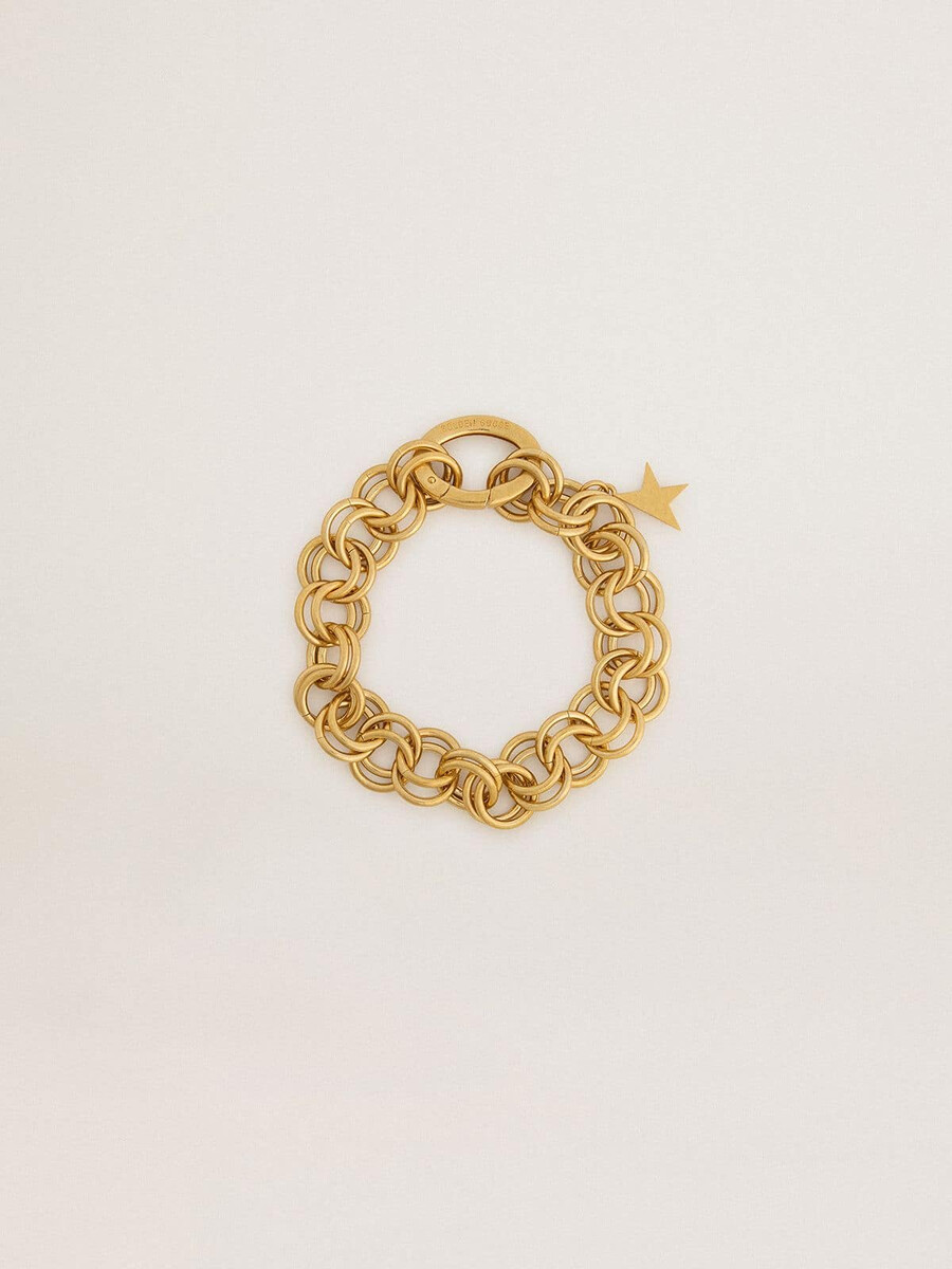 antieke goudkleurige armband met gevlochten schakels en een stervormige sluiting.