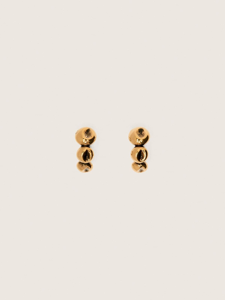 oorbellen met ringen en antiek goudkleurige oorstekers.