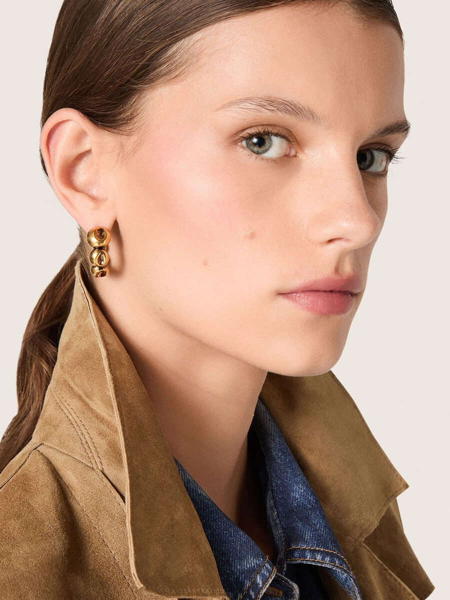 oorbellen met ringen en antiek goudkleurige oorstekers.