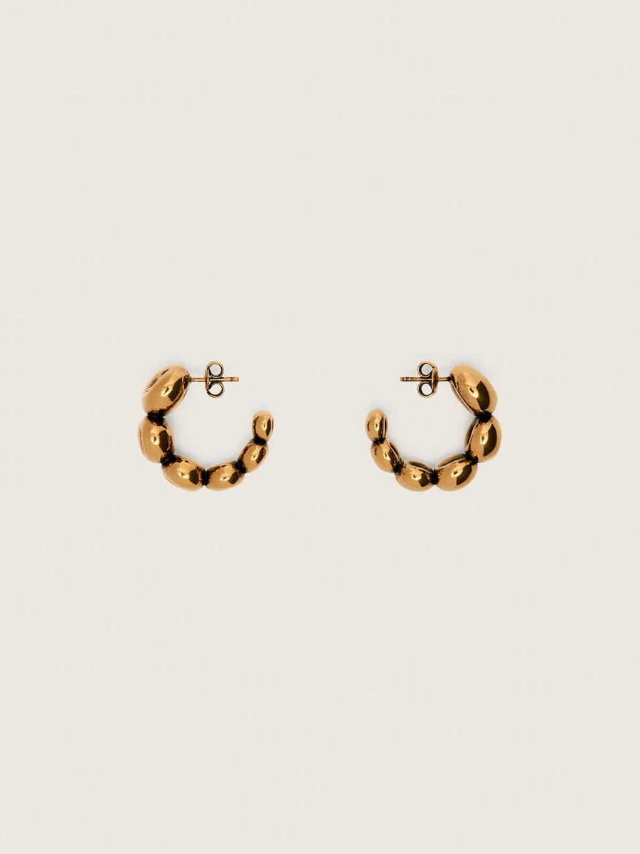 oorbellen met ringen en antiek goudkleurige oorstekers.