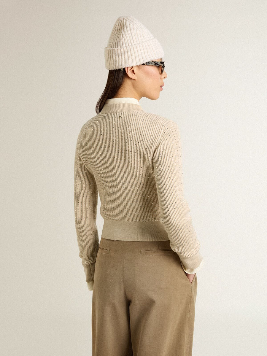 korte trui met ronde hals van beige wol volledig bedekt met kristallen.