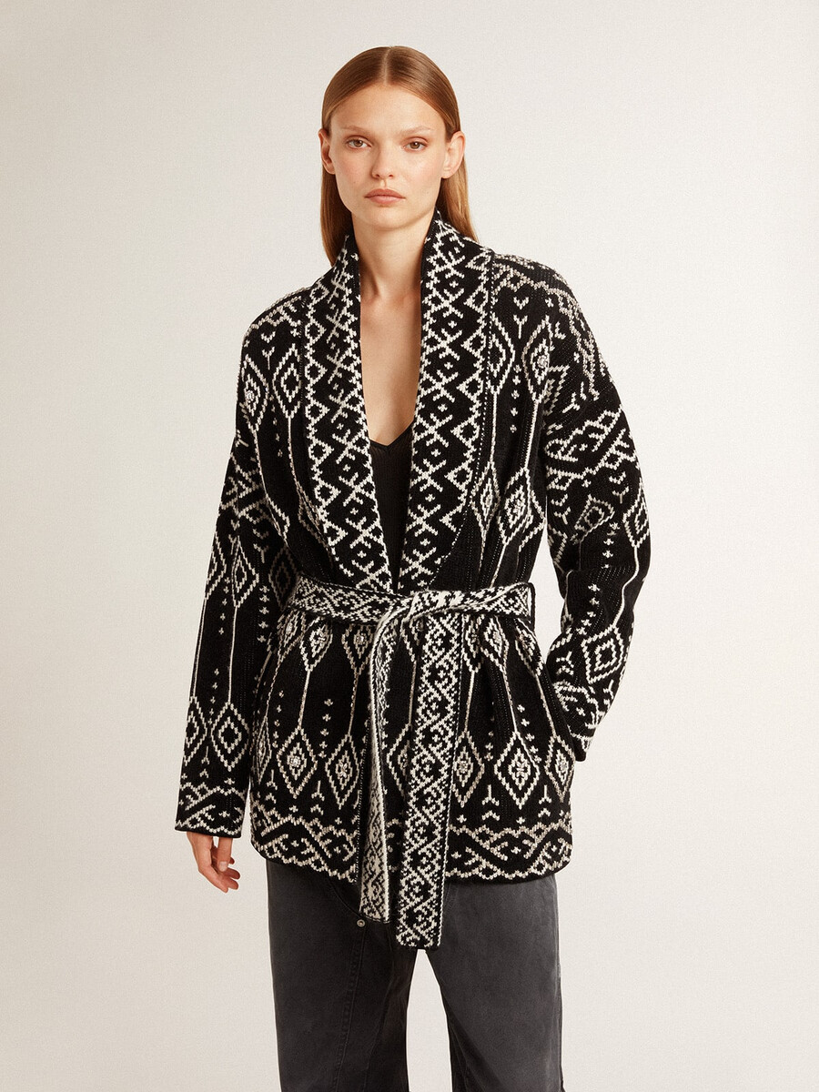 zwart damesvest met riem en kristallen.
