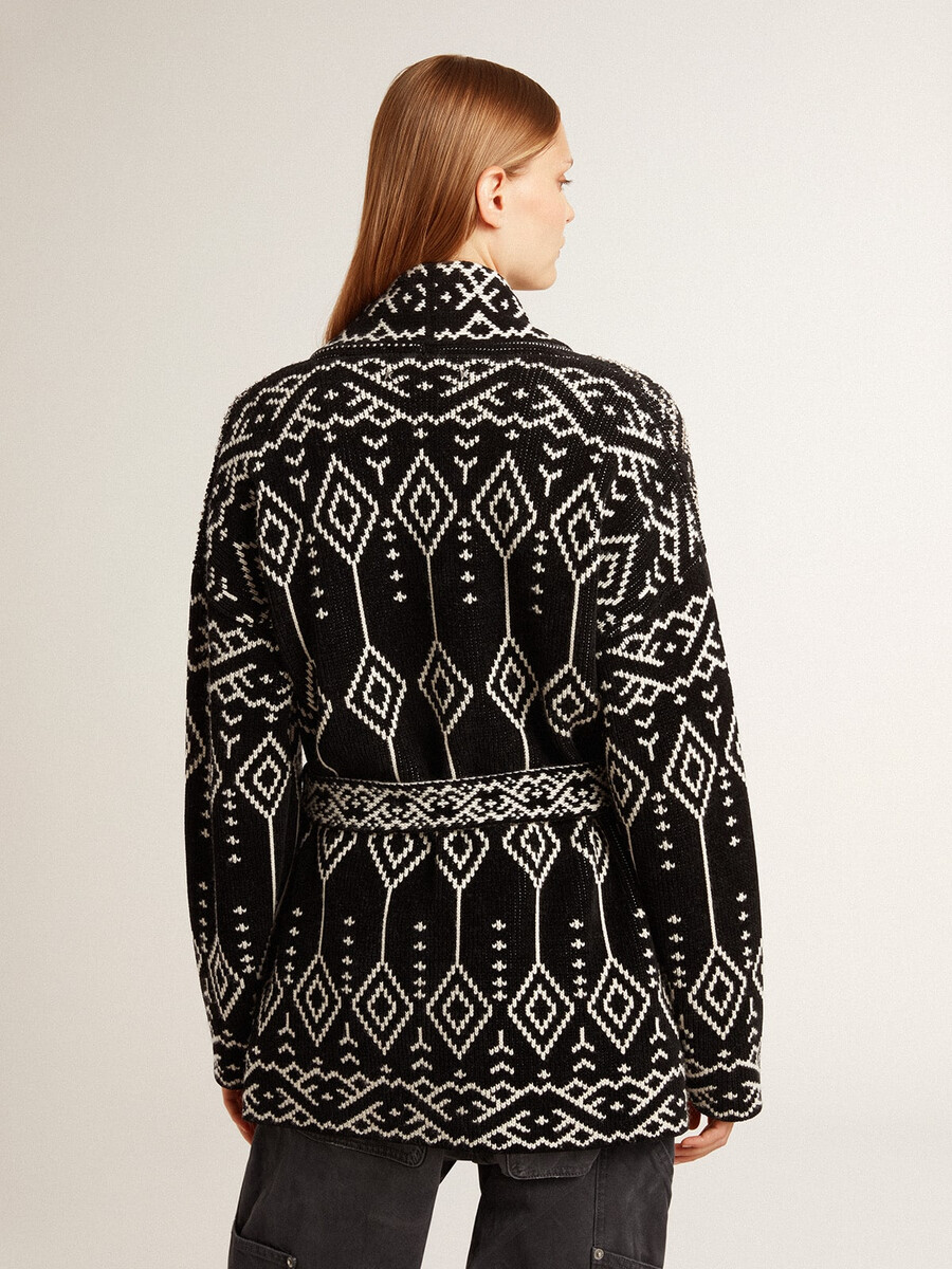 zwart damesvest met riem en kristallen.