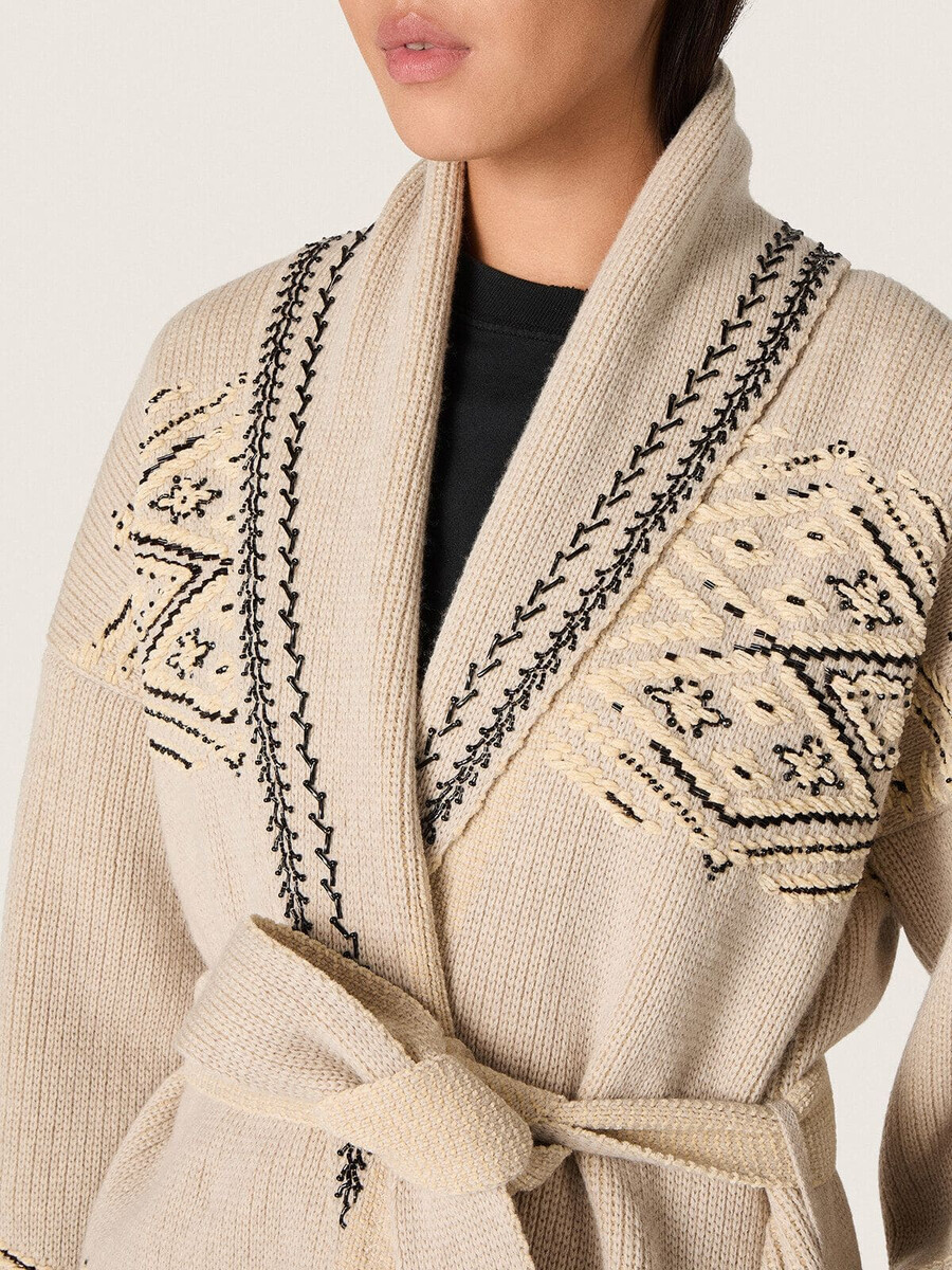 damesvest met ceintuur in beige wolmix met contrasterend borduurwerk