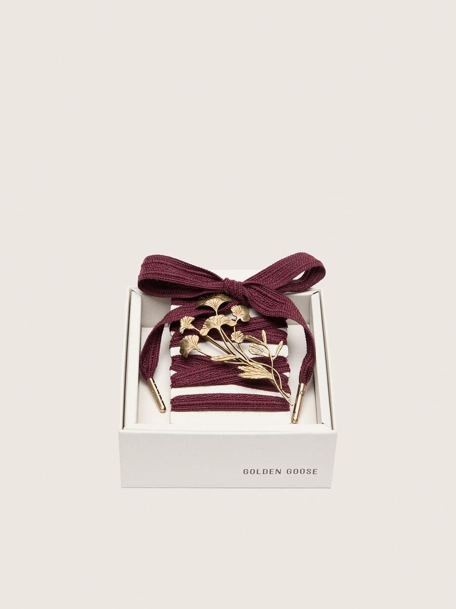 cny skins veters van bordeauxrode wol met gouden bloemspeld