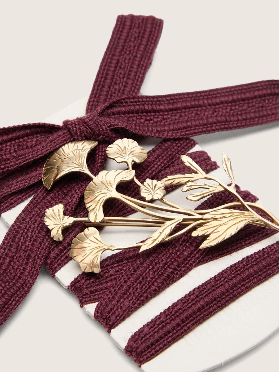 cny skins veters van bordeauxrode wol met gouden bloemspeld