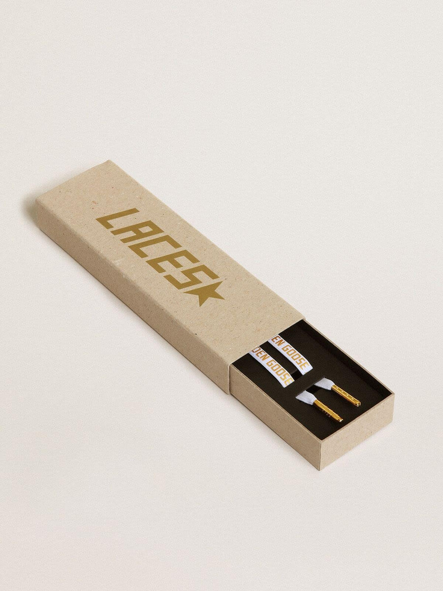 witte katoenen veters met contrasterend gouden logo