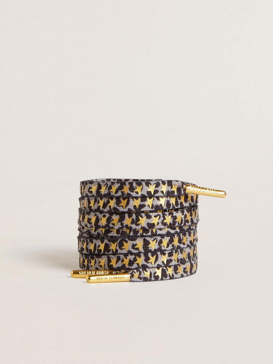 veters met een grijs-zwart dierenprint en contrasterende gouden sterren.