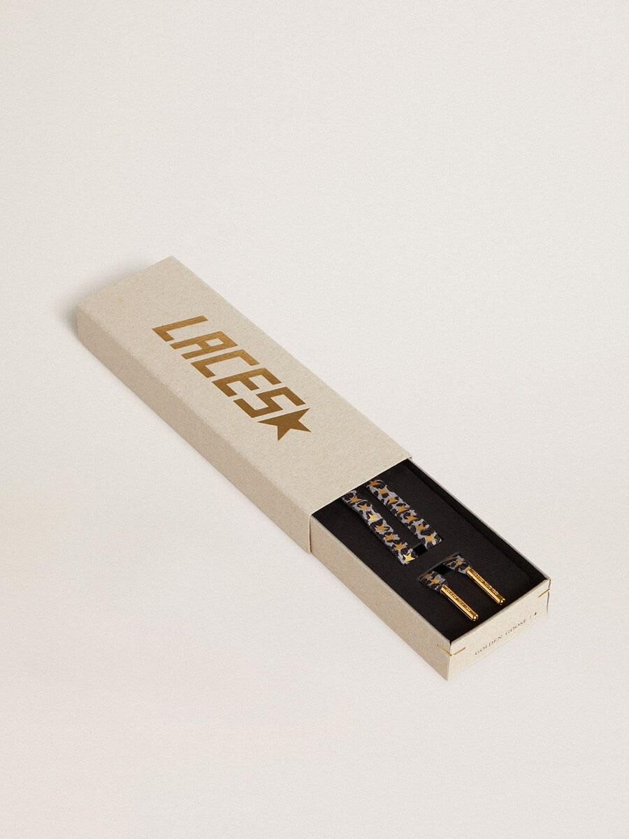 veters met een grijs-zwart dierenprint en contrasterende gouden sterren.