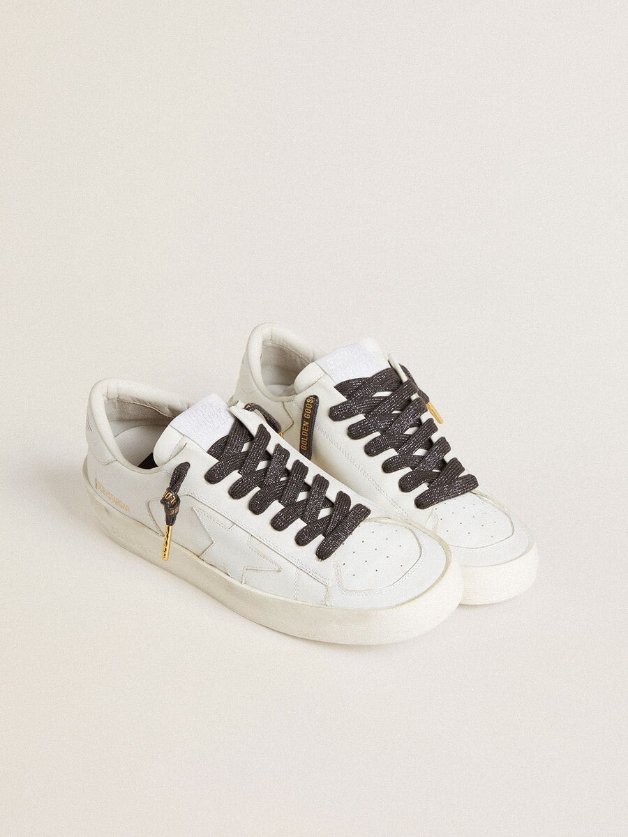 donkergrijze lurex veters met contrasterend goudkleurig logo