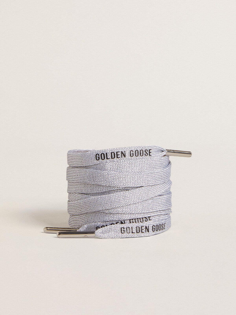 zilverkleurige lurex-veters met contrasterend zwart logo