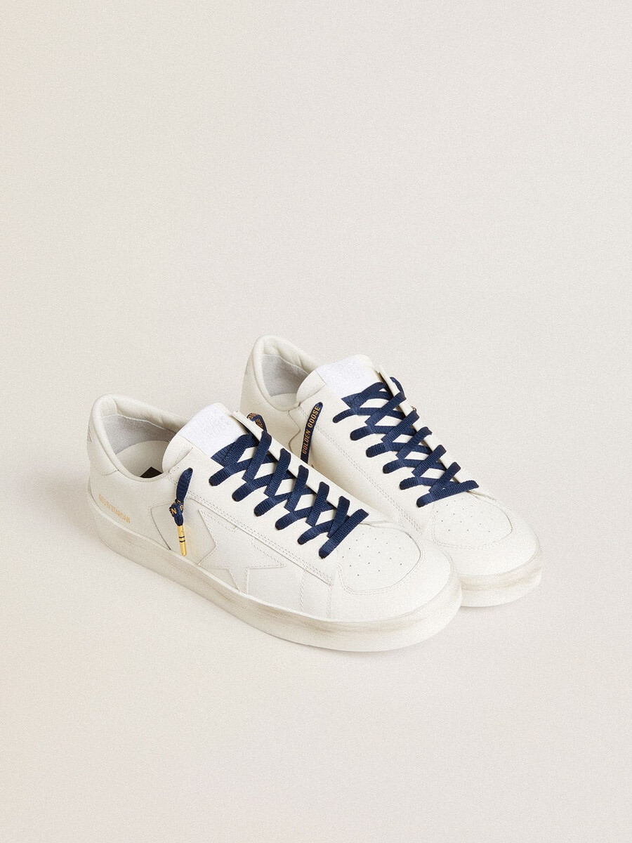 blauwe katoenen veters met een contrasterend goudkleurig logo.