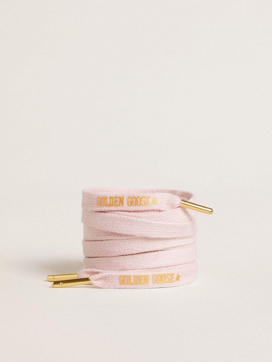 roze katoenen veters met een contrasterend goudkleurig logo.