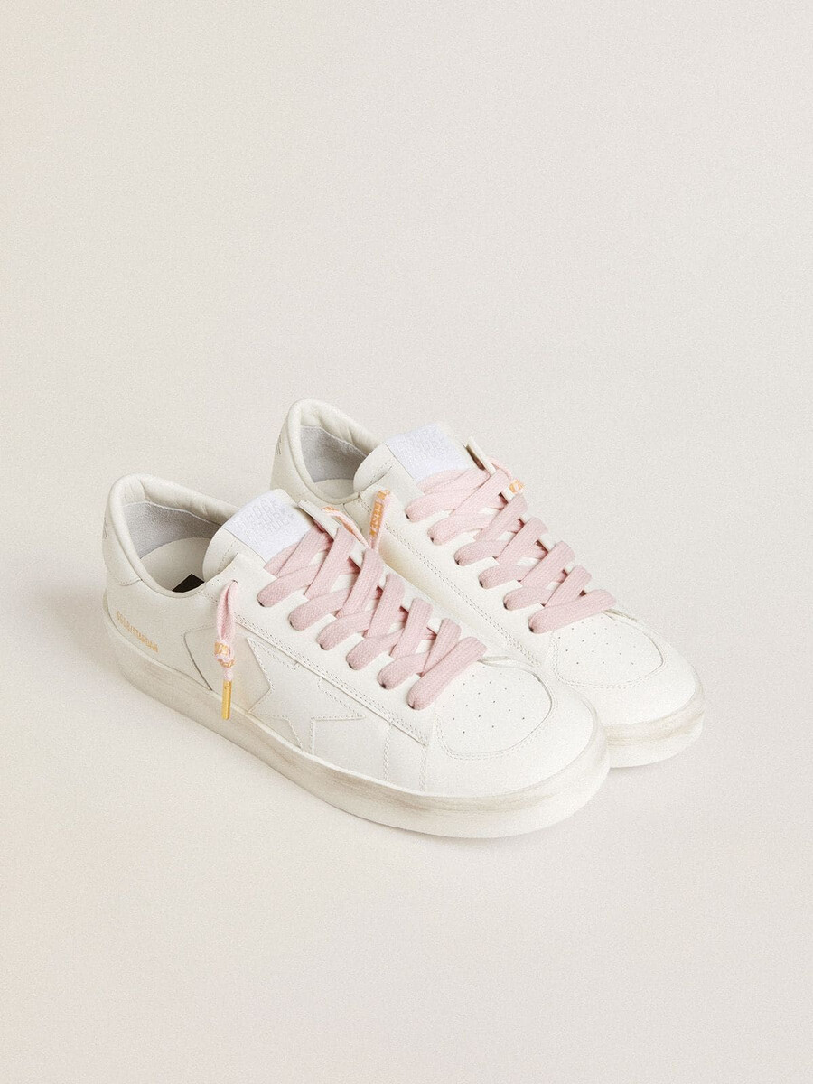 roze katoenen veters met een contrasterend goudkleurig logo.