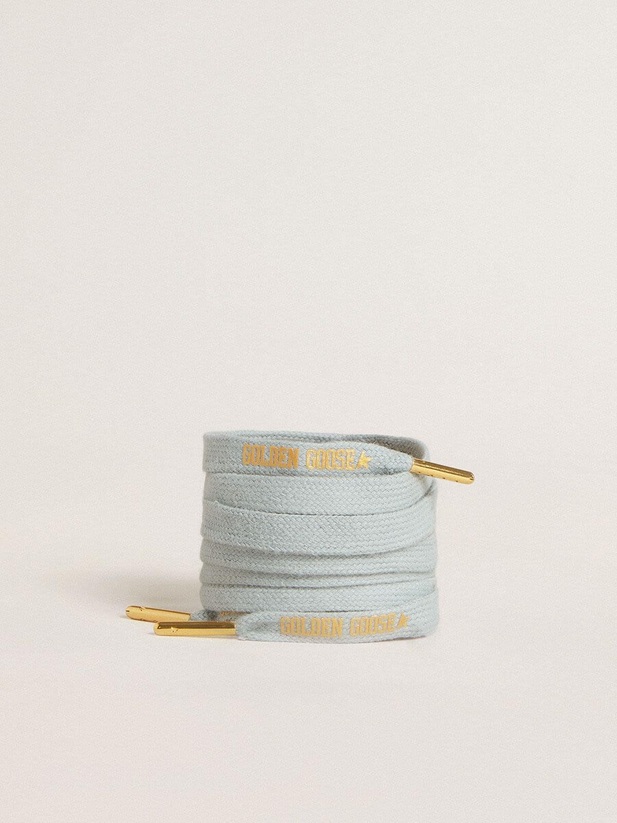 lichtblauwe katoenen veters met een contrasterend goudkleurig logo.