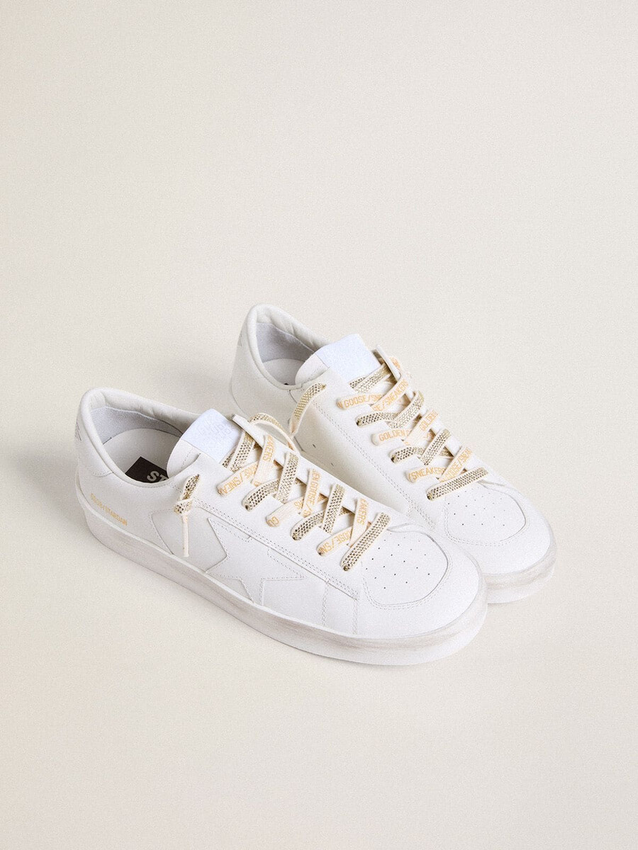 katoenen veters met zilveren swarovski-kristallen en een goudkleurig logo.